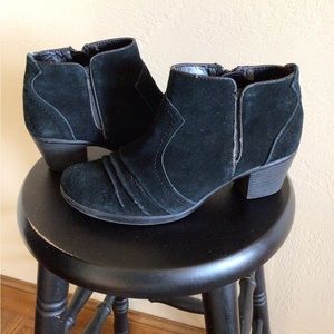 Women’s Earth Origins blue suede booties